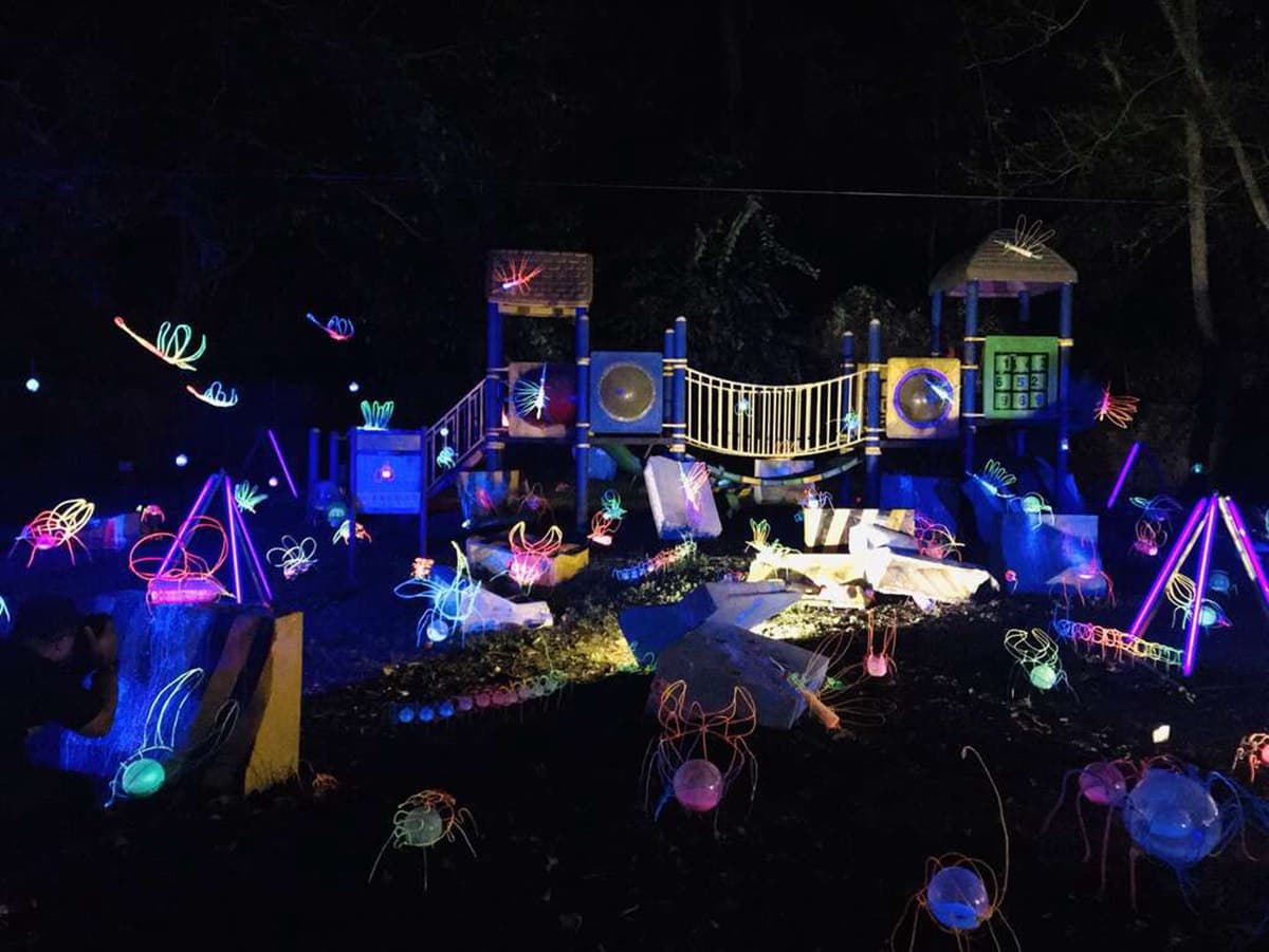 魔幻「螢光蟲」出沒！台南小祕境「龍崎空山祭」比阿凡達星球還炫