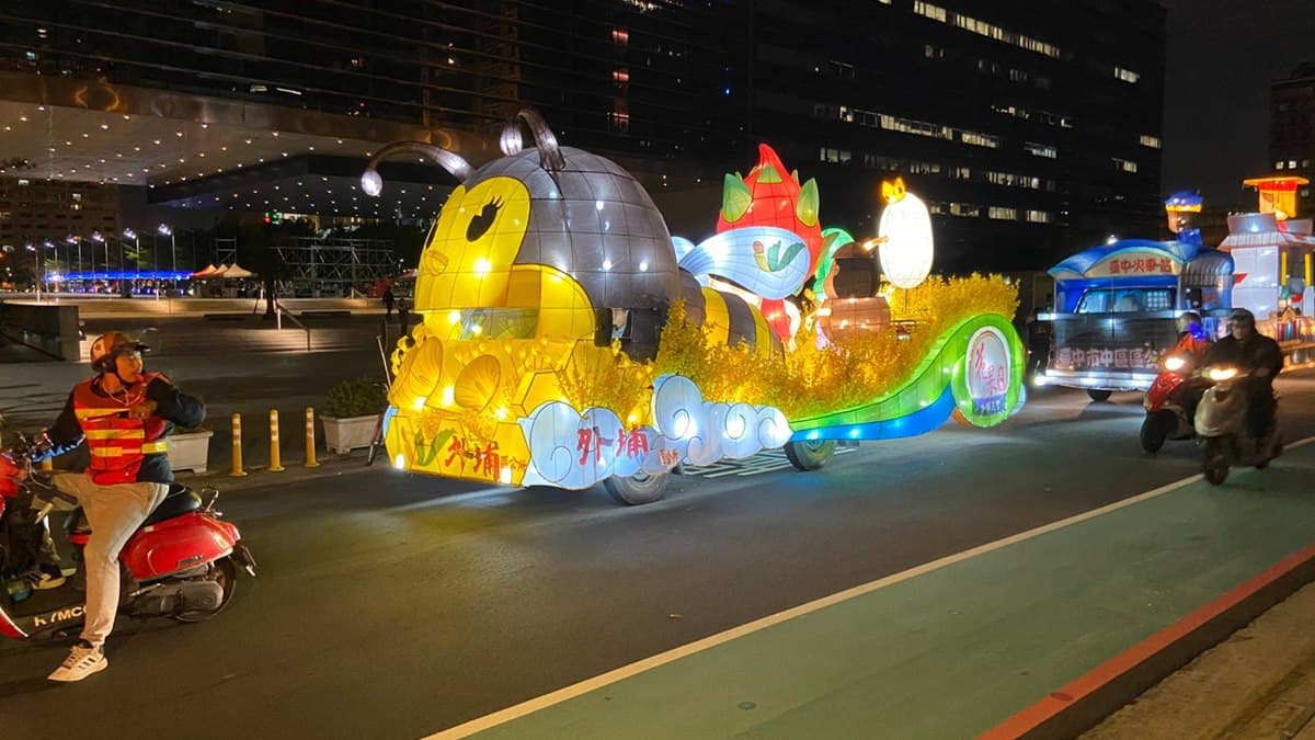 行李款好衝台中囉!元宵燈會「29花燈車燈區」超Q萌,這展區最接地氣 行李款好衝台中囉!元宵燈會「29花燈車燈區」超Q萌,這展區最接地氣
