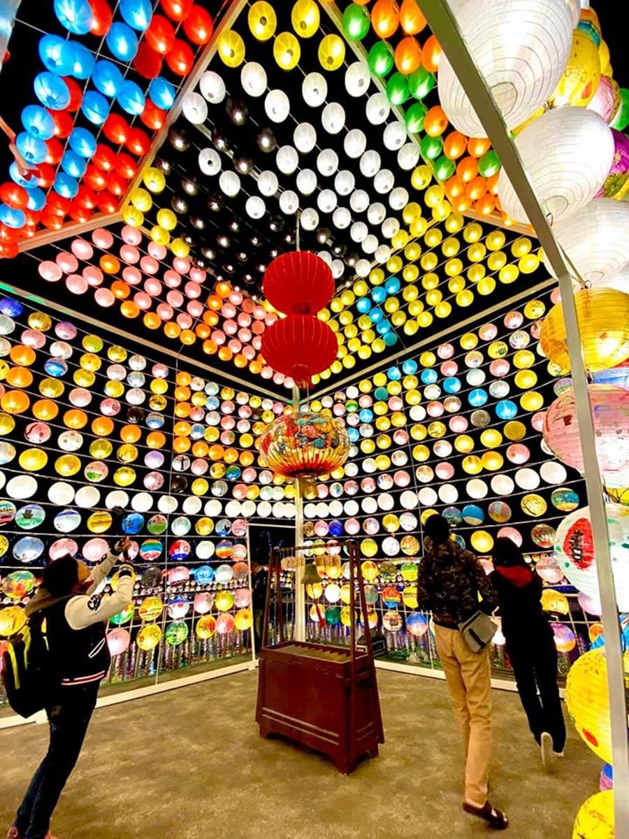 網美夜衝了！5公尺高「全台最大天燈」展期加長，還有戀愛鐘可敲