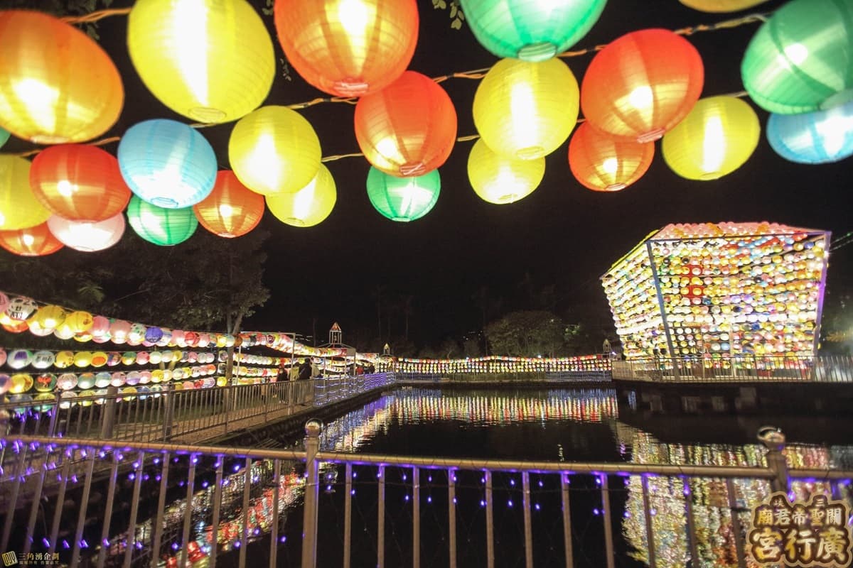 網美夜衝了！5公尺高「全台最大天燈」展期加長，還有戀愛鐘可敲