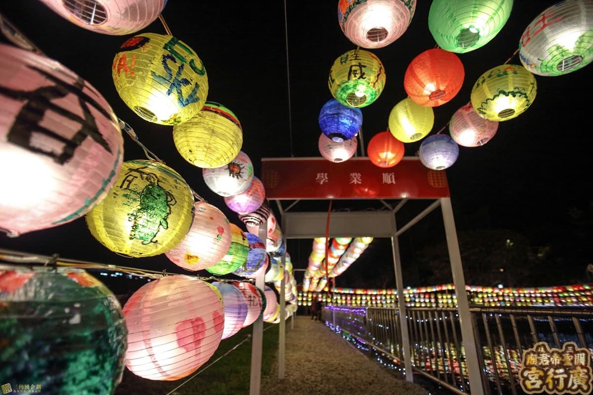 網美夜衝了！5公尺高「全台最大天燈」展期加長，還有戀愛鐘可敲