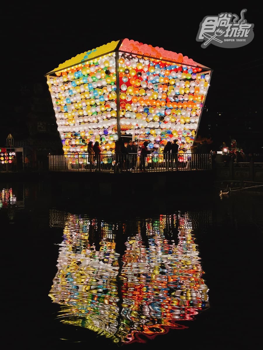 網美夜衝了！5公尺高「全台最大天燈」展期加長，還有戀愛鐘可敲