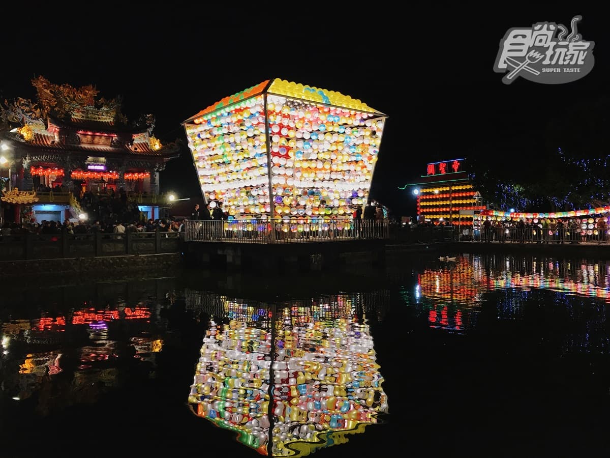網美夜衝了！5公尺高「全台最大天燈」展期加長，還有戀愛鐘可敲