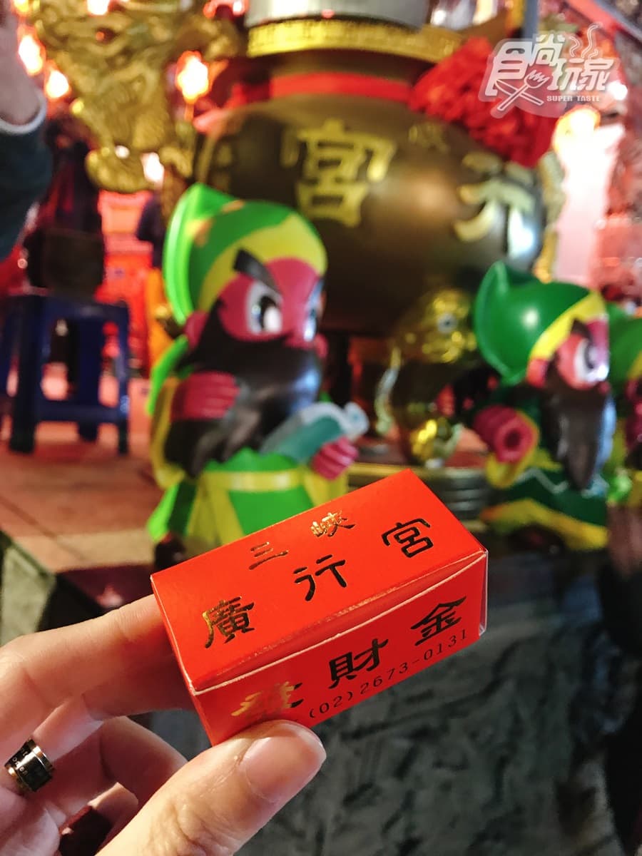 網美夜衝了！5公尺高「全台最大天燈」展期加長，還有戀愛鐘可敲
