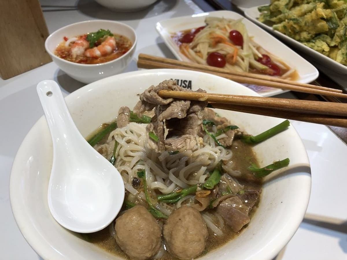【新開店】泰國傳統水上美食「黑湯船麵」現身台南，血大骨熬出「黑濃香湯」是亮點