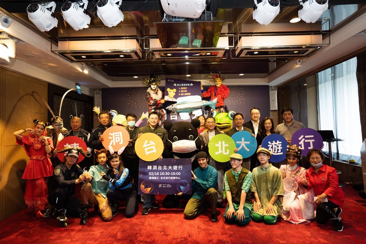 週日衝南港抓寶！皮卡丘頂「棉花糖爆炸頭」現身，熊讚「戴口罩」陪踩街超軟萌