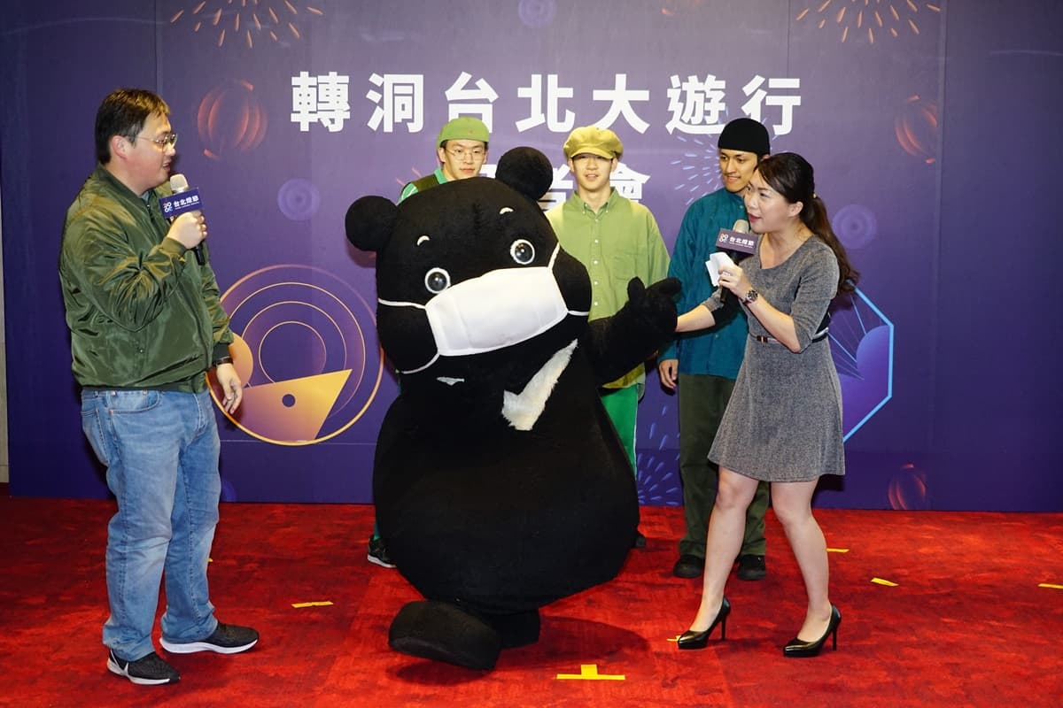週日衝南港抓寶！皮卡丘頂「棉花糖爆炸頭」現身，熊讚「戴口罩」陪踩街超軟萌