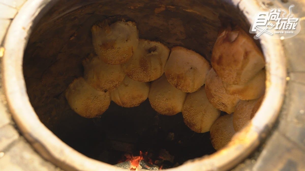 外國人挑戰迺「饒河夜市」！老饕都吃這6攤：金鋼狼也愛臭豆腐、米其林級胡椒餅