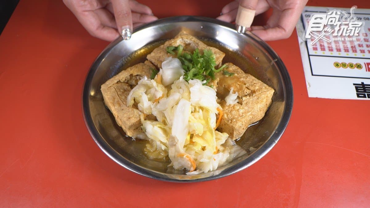 外國人挑戰迺「饒河夜市」！老饕都吃這6攤：金鋼狼也愛臭豆腐、米其林級胡椒餅