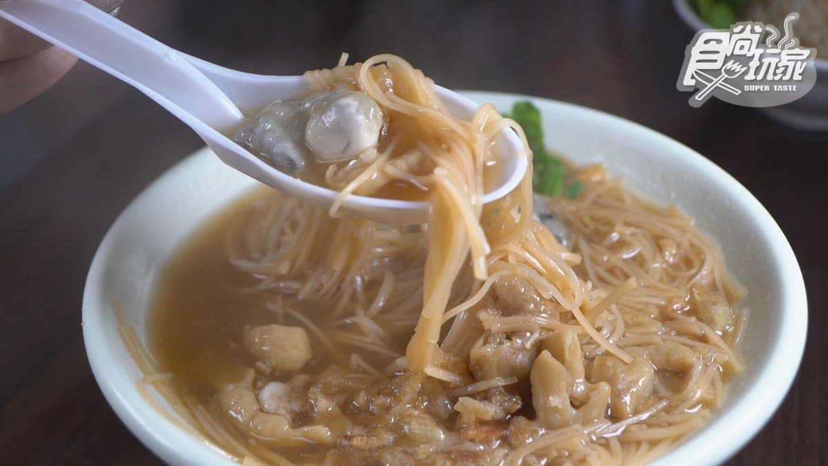外國人挑戰迺「饒河夜市」！老饕都吃這6攤：金鋼狼也愛臭豆腐、米其林級胡椒餅