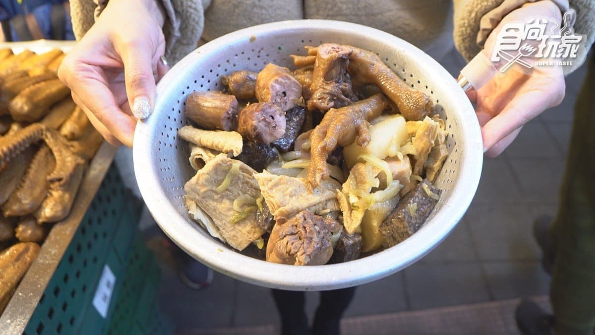 外國人挑戰迺「饒河夜市」！老饕都吃這6攤：金鋼狼也愛臭豆腐、米其林級胡椒餅