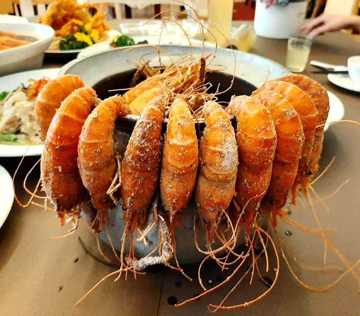 屏東超狂手抓蝦料理！水源保護區養的無毒泰國蝦餐廳，還有旋轉木馬、小火車可玩