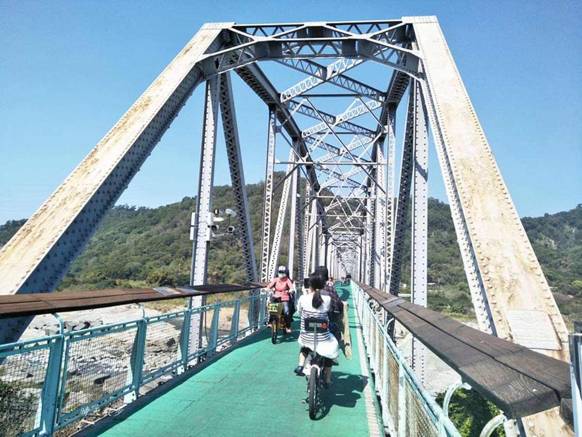 【全台遛小孩8路線】不開車也能玩，高雄、台中輕鬆旅，超好拍白色旋轉木馬、住機器人銀河旅宿