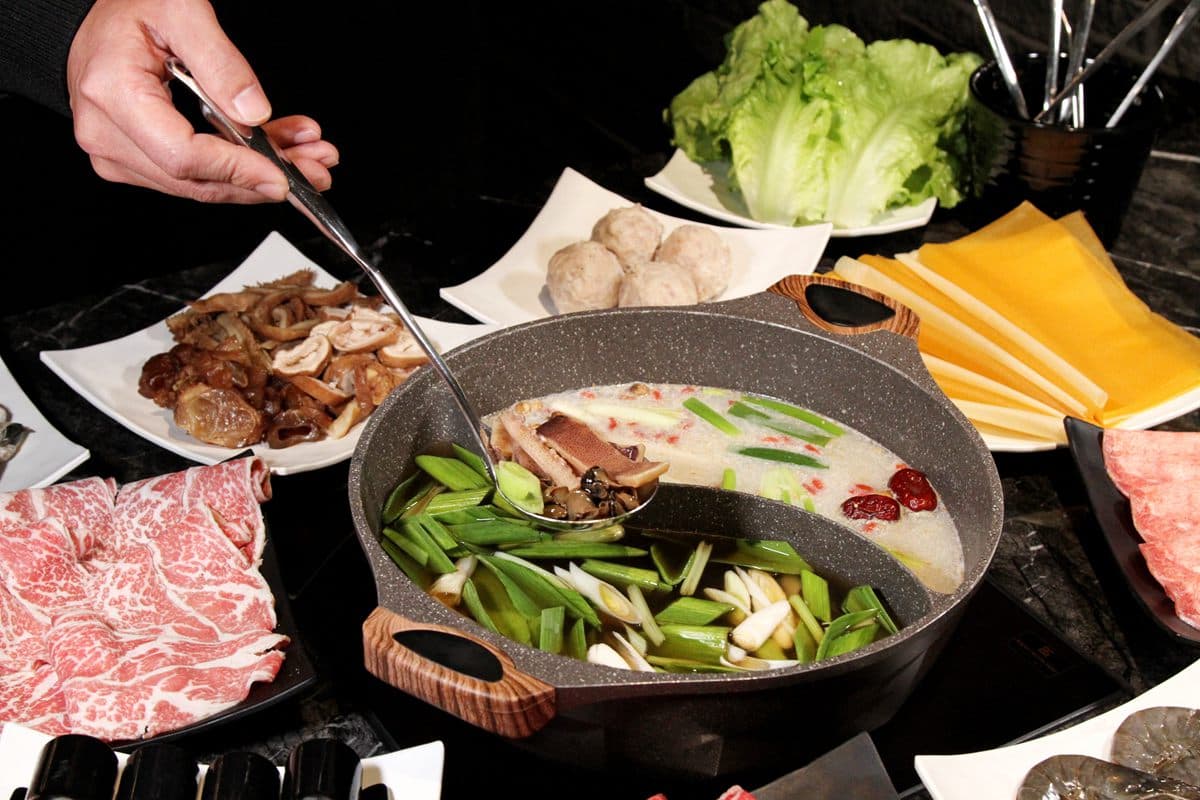 【新開店】獨創魷魚螺肉蒜鍋底！超狂鍋物吃到飽558元起，和牛、牛舌任你吃