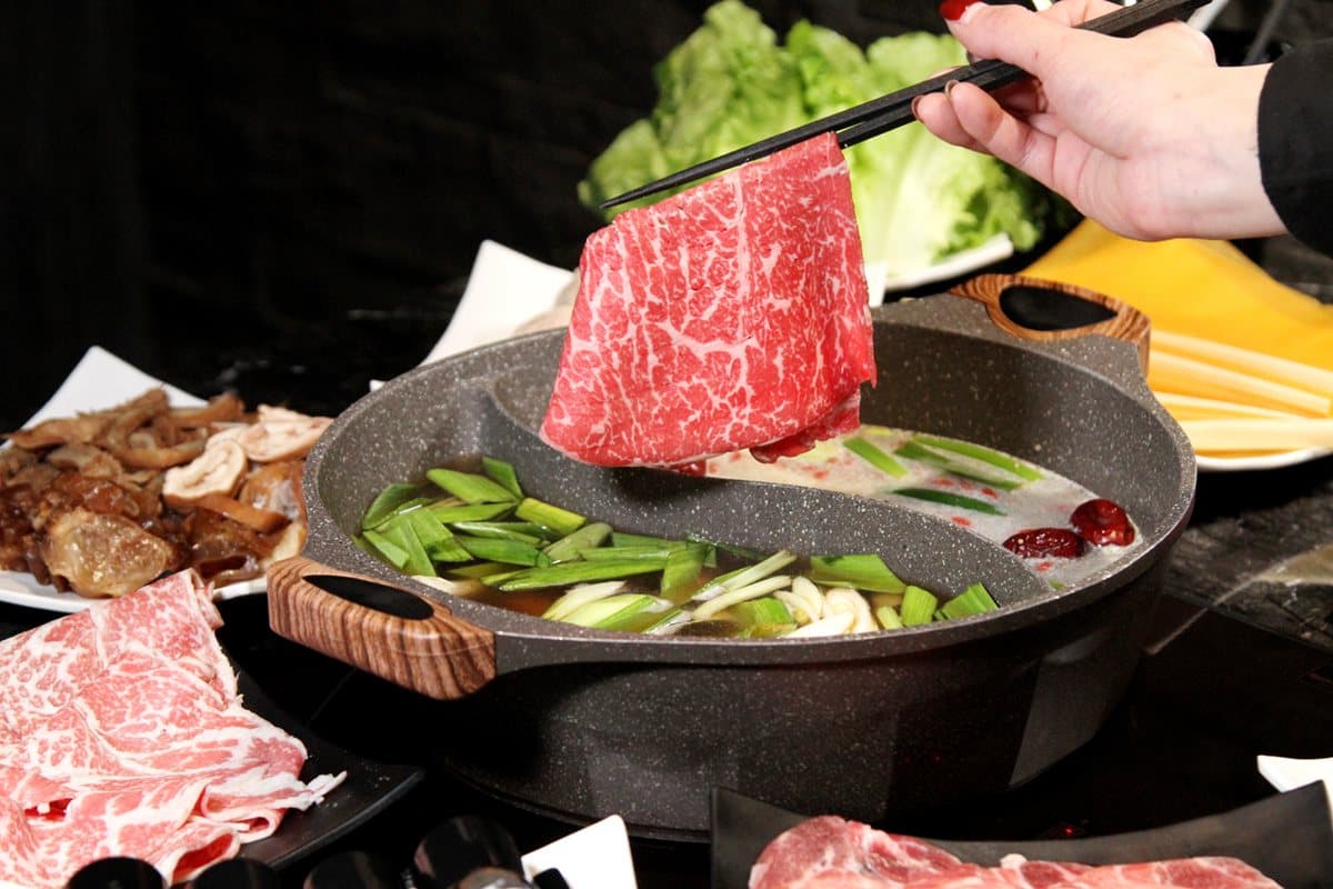 【新開店】獨創魷魚螺肉蒜鍋底！超狂鍋物吃到飽558元起，和牛、牛舌任你吃