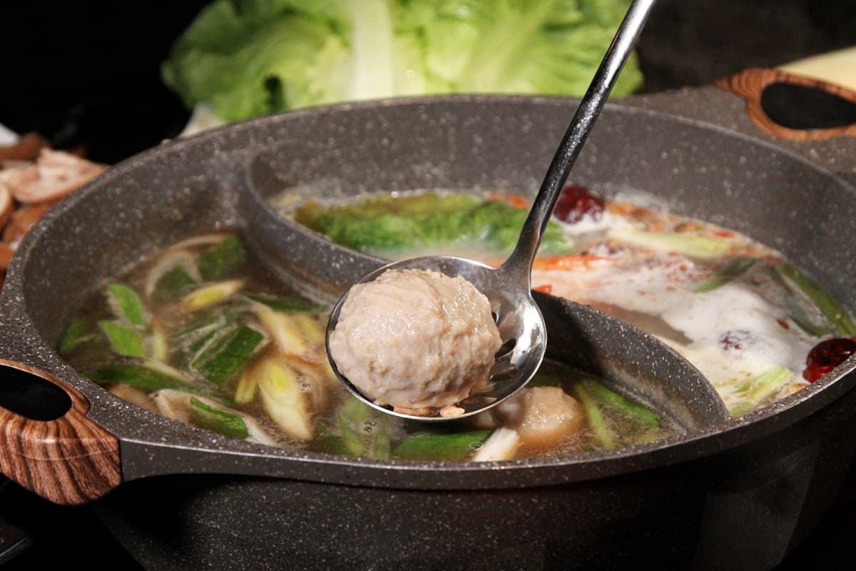 【新開店】獨創魷魚螺肉蒜鍋底！超狂鍋物吃到飽558元起，和牛、牛舌任你吃