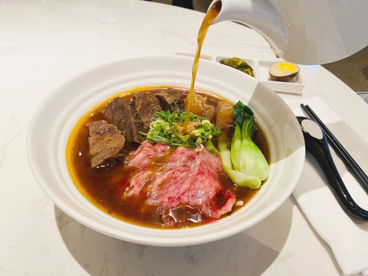 超狂飯店「任選時段」入住！一千多元包吃包住、和牛牛肉麵買一送一
