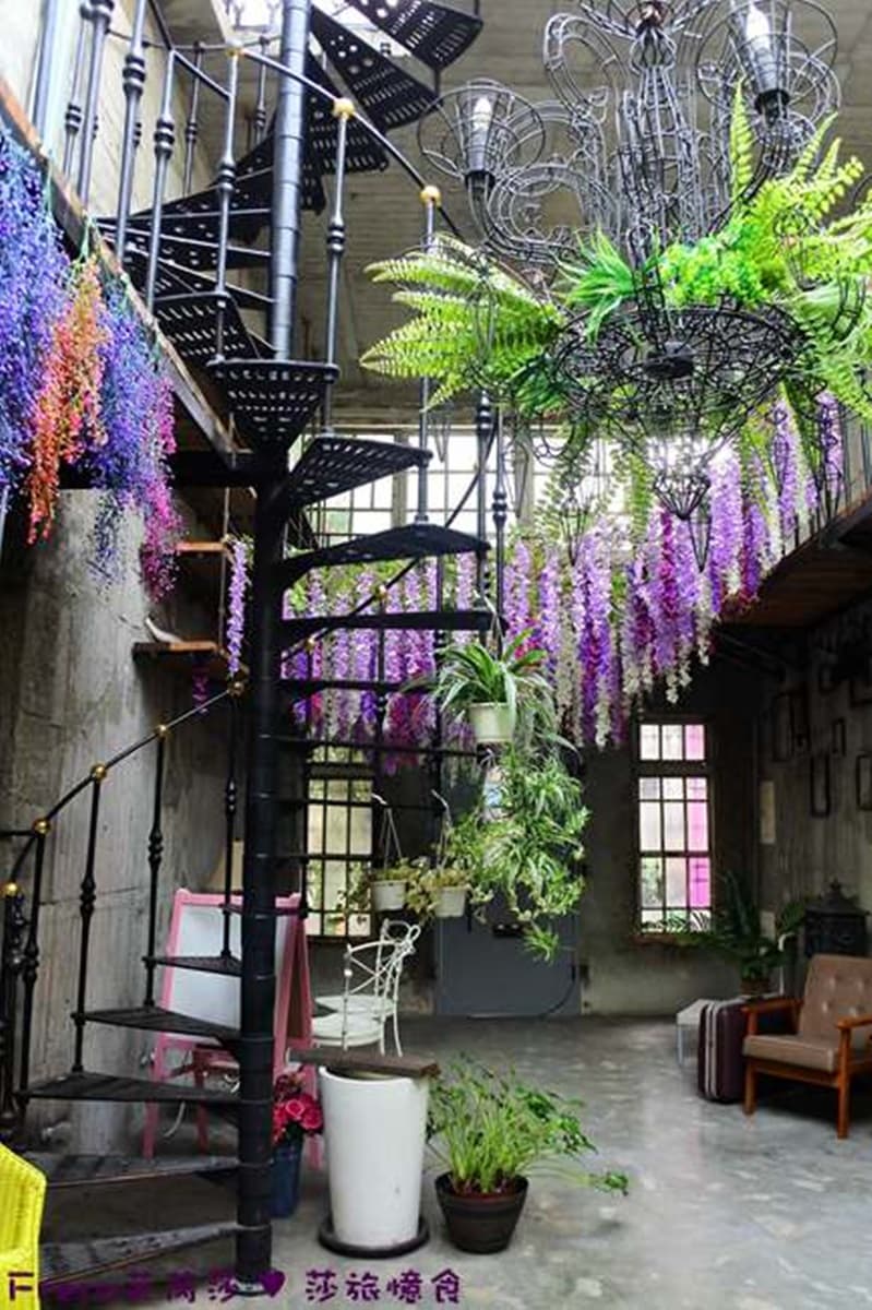 台南百年神農街住一晚!奇幻老宅藏「紫藤花海」,復古窗花、旋轉梯夢回美好時代 台南百年神農街住一晚!奇幻老宅藏「紫藤花海」,復古窗花、旋轉梯夢回美好時代