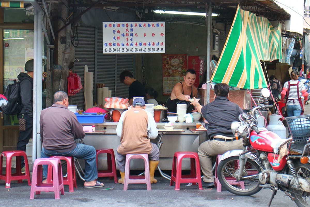 台南東區麵店在地人激推這6家：孔洞雞蛋麵、肋排皮帶麵、泰式烏龍麵