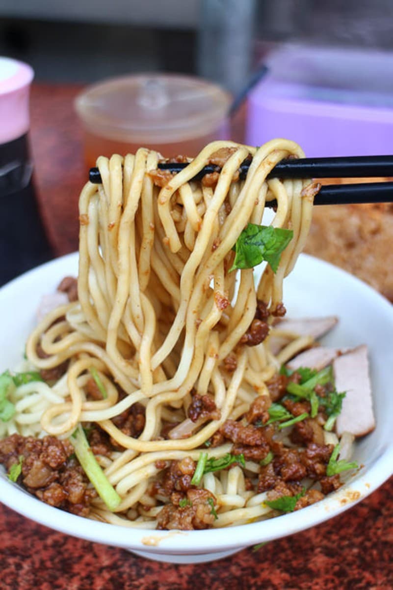 台南東區麵店在地人激推這6家：孔洞雞蛋麵、肋排皮帶麵、泰式烏龍麵