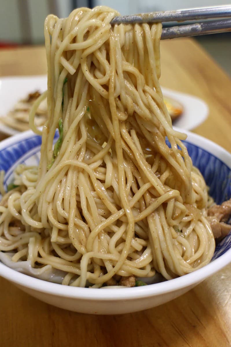 台南東區麵店在地人激推這6家：孔洞雞蛋麵、肋排皮帶麵、泰式烏龍麵