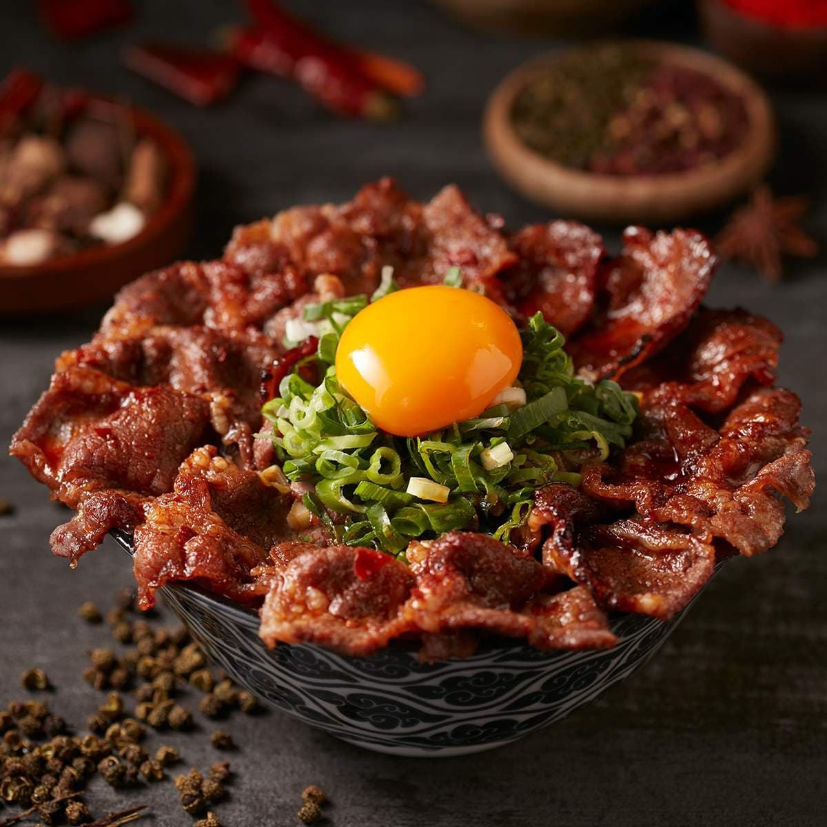 挑戰愛吃辣的你！「鼎旺麻辣鍋」加持的燒肉丼，期間限定只賣53天