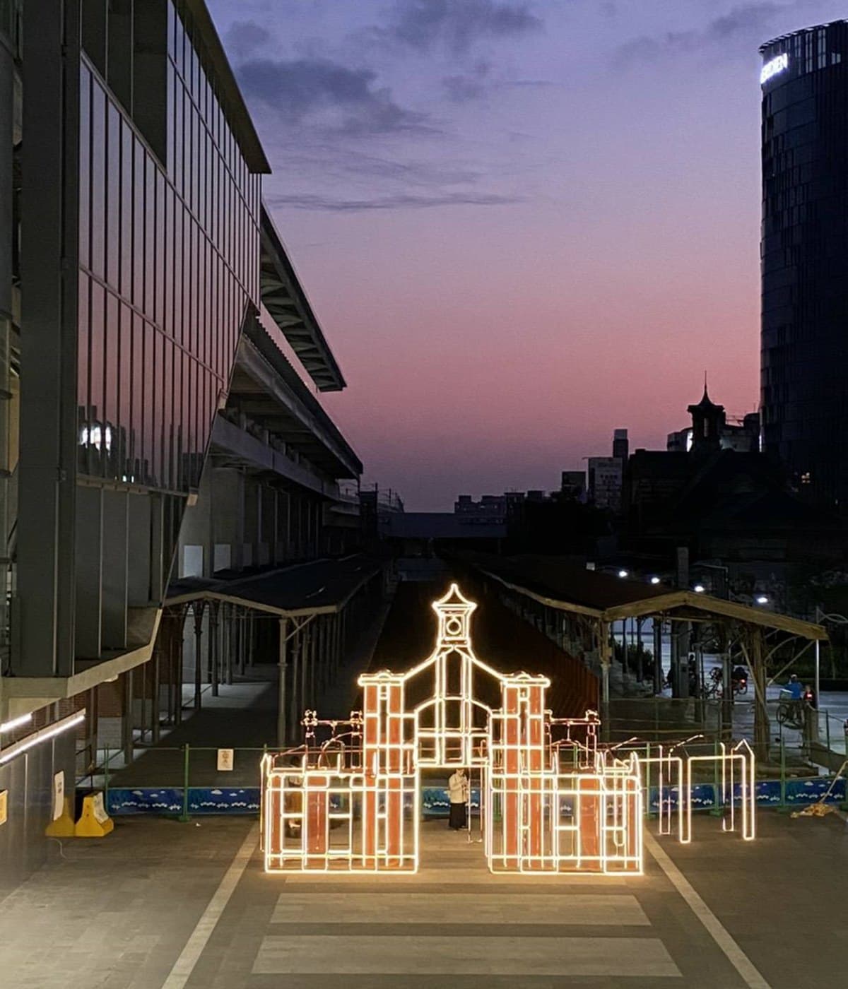 台中又一處夜拍點！絕美車站建築體「燈飾」，就在火車站旁