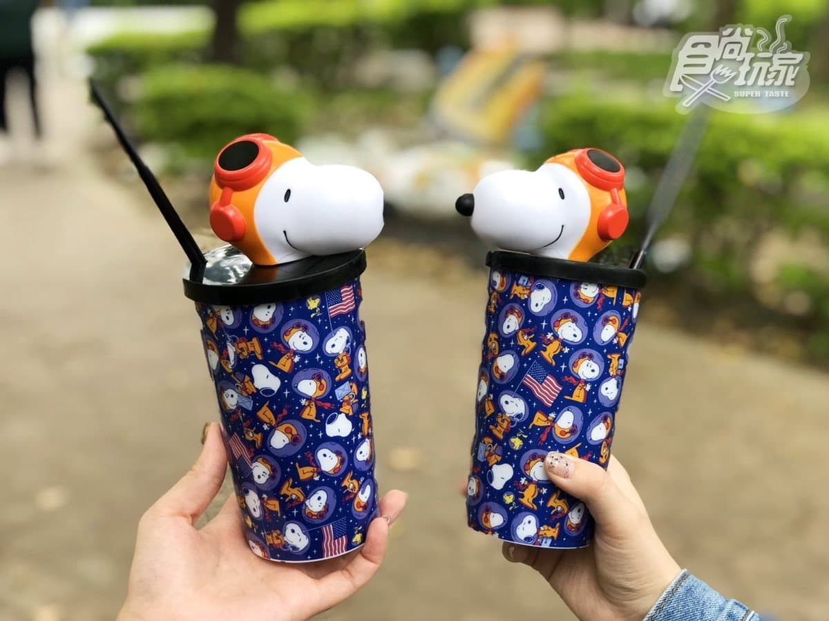 粉絲搶起來!人氣手搖飲第三波「史努比聯名周邊」:太空3D杯、史努比黑帽 粉絲搶起來!人氣手搖飲第三波「史努比聯名周邊」:太空3D杯、史努比黑帽