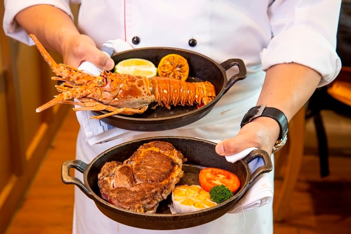 肉控吃到「胃炸」！超狂牛排吃到飽送「整隻龍蝦」，海陸雙拼都能無限爽嗑