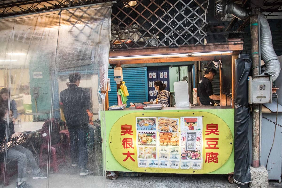 新竹人激推!這間炸臭豆腐「超會變身」,圓滾滾「臭臭包」、酸甜「三角臭豆腐」必嘗 新竹人激推!這間炸臭豆腐「超會變身」,圓滾滾「臭臭包」、酸甜「三角臭豆腐」必嘗