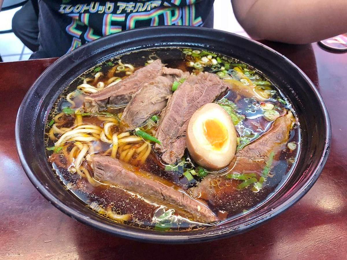 從台式吃到日式！台中人都在推「向上市場」周邊這7間：煙燻鴨香飯、薄切燒牛肉飯