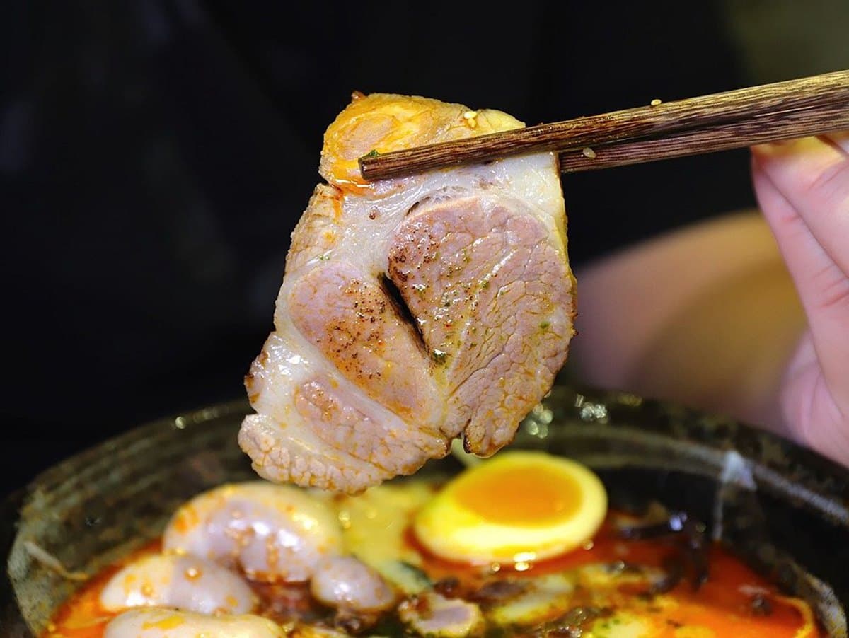 全台唯一「雞佛」痛風拉麵好狂！泰式湯頭酸辣過癮，還可免費加麵