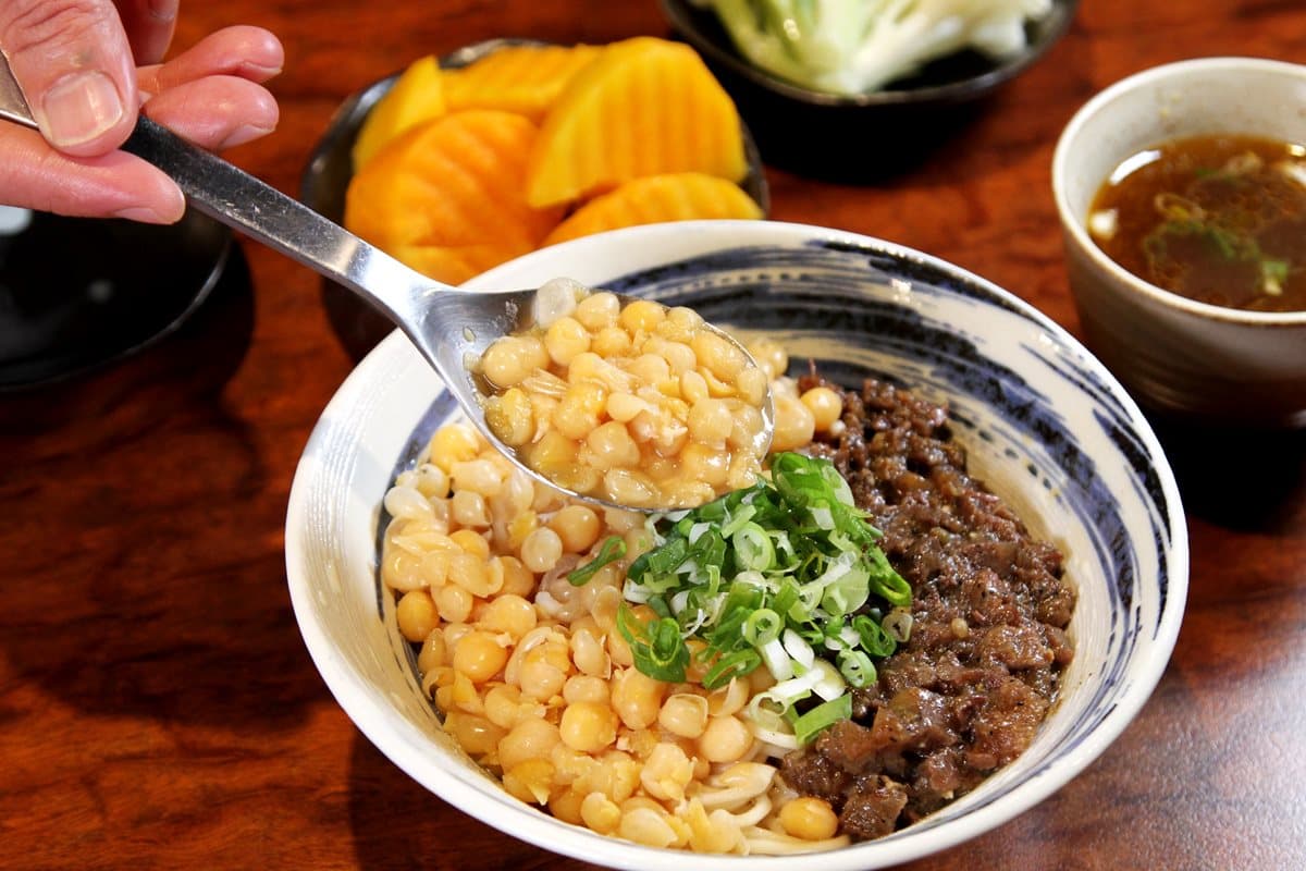 「蘋果牛肉麵」名店玩新哏！「太極牛肉麵」金黃豌豆好吸睛