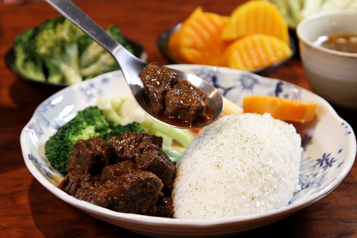 「蘋果牛肉麵」名店玩新哏！「太極牛肉麵」金黃豌豆好吸睛