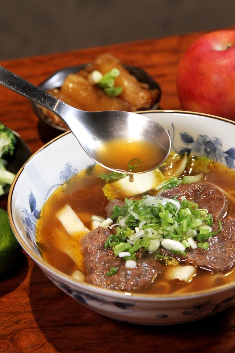 「蘋果牛肉麵」名店玩新哏！「太極牛肉麵」金黃豌豆好吸睛