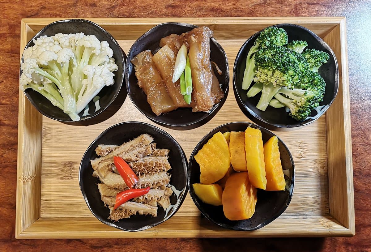 「蘋果牛肉麵」名店玩新哏！「太極牛肉麵」金黃豌豆好吸睛
