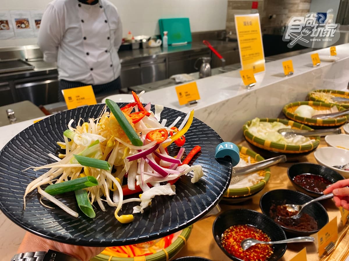 淡水最新「打卡祕境」！純白地中海飯店超好拍，還有「整條老街吃到飽」