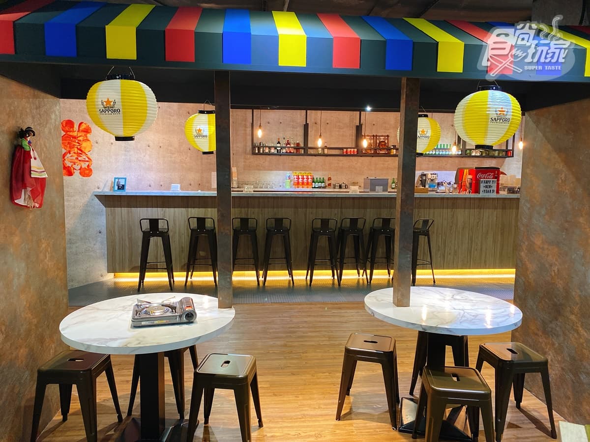 淡水最新「打卡祕境」！純白地中海飯店超好拍，還有「整條老街吃到飽」