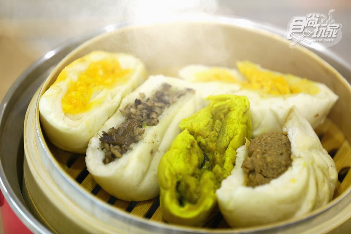 包子界極品每口都是滿滿的料！香Q老麵皮配香濃起司、鹹蛋黃奶黃好誘人