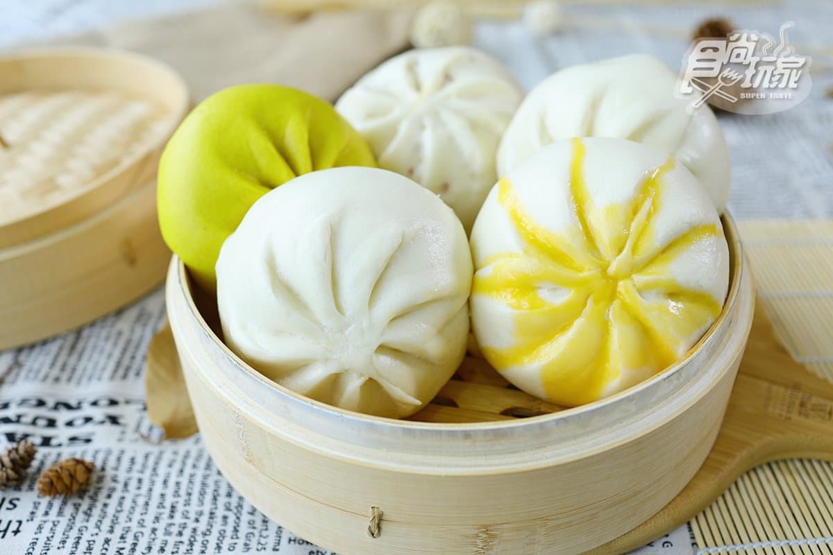 包子界極品每口都是滿滿的料！香Q老麵皮配香濃起司、鹹蛋黃奶黃好誘人