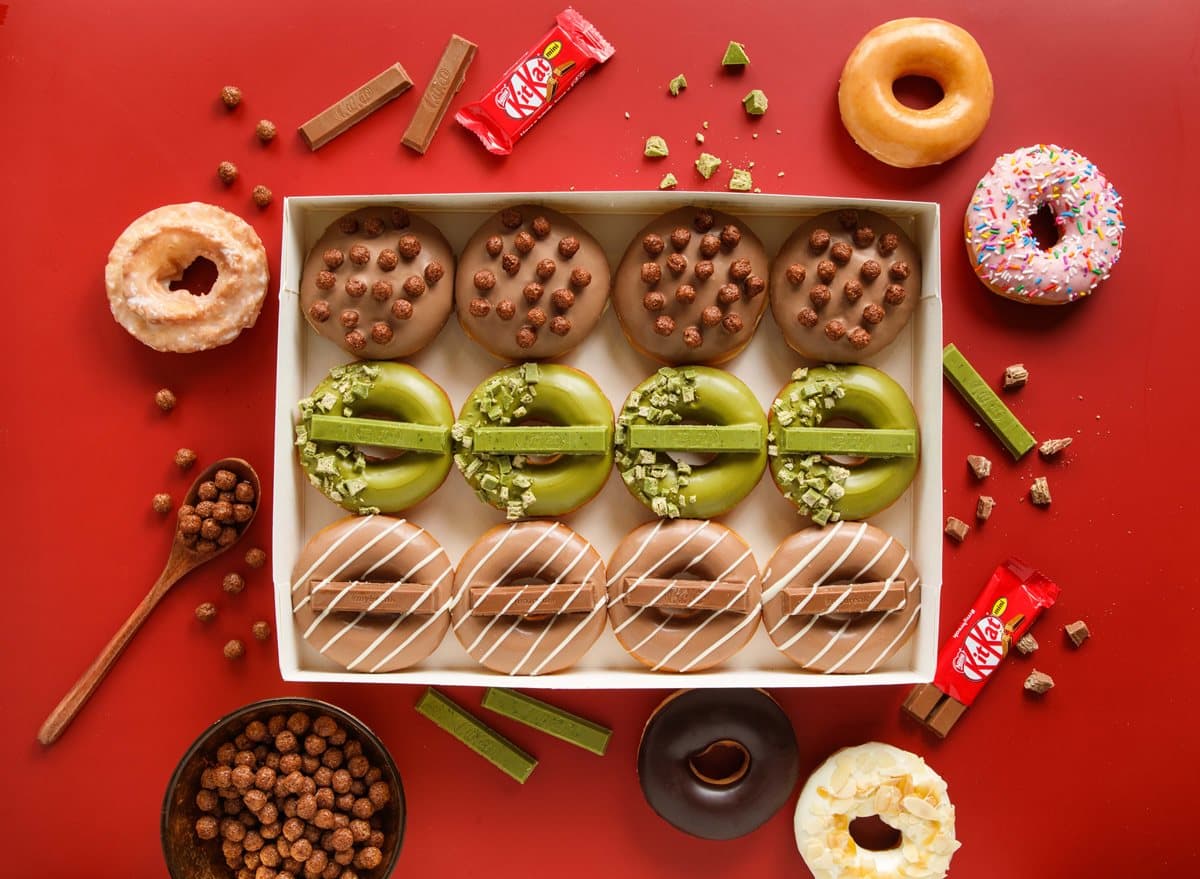 台灣也有了！Krispy Kreme超夯「KitKat巧克力甜甜圈」登台，直接放整根巧克力威化