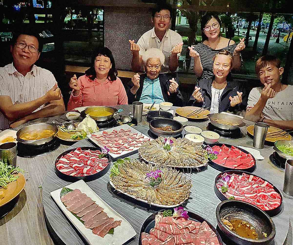 「幾歲送幾隻蝦」加碼延長5月天天有！活體急速冷凍白蝦才鮮甜