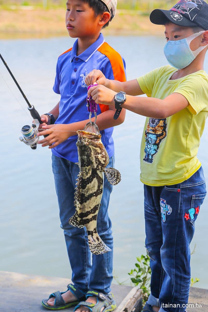 和孩子一起去釣魚！台南休閒魚池限用「路亞」，現釣現烤還可煮火鍋