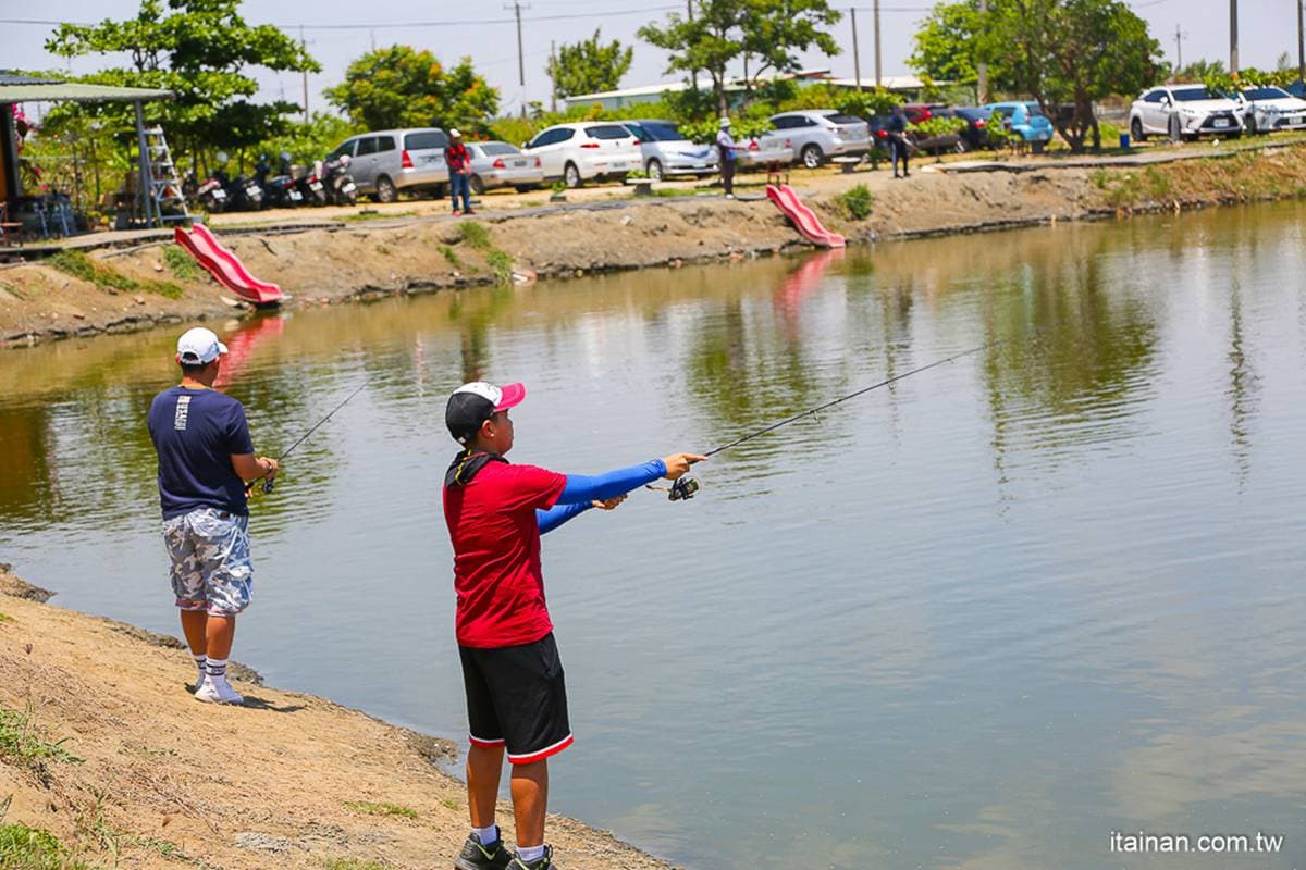 和孩子一起去釣魚！台南休閒魚池限用「路亞」，現釣現烤還可煮火鍋