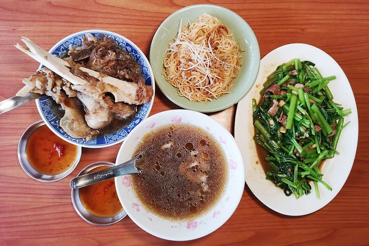 【食尚首播】嘉義人帶路早餐吃這個！雙料火烤三明治、80年牛雜、限量羊骨湯