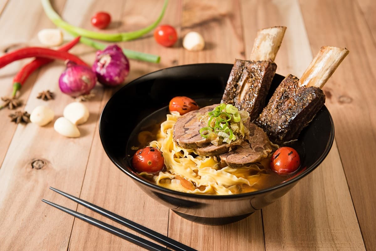 超狂飯店「免費包5餐」！101景觀房「住滿30小時」，爽吃牛排、PS4、Netflix都有