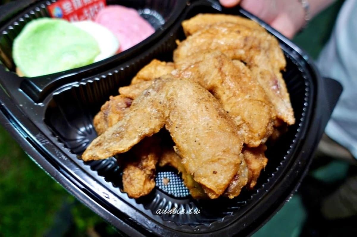 隱藏版深夜美食！神祕黑盒炸雞只能外帶，皮脆多汁還附彩色蝦餅