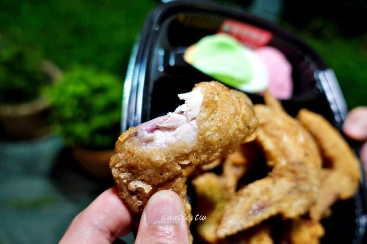 隱藏版深夜美食！神祕黑盒炸雞只能外帶，皮脆多汁還附彩色蝦餅