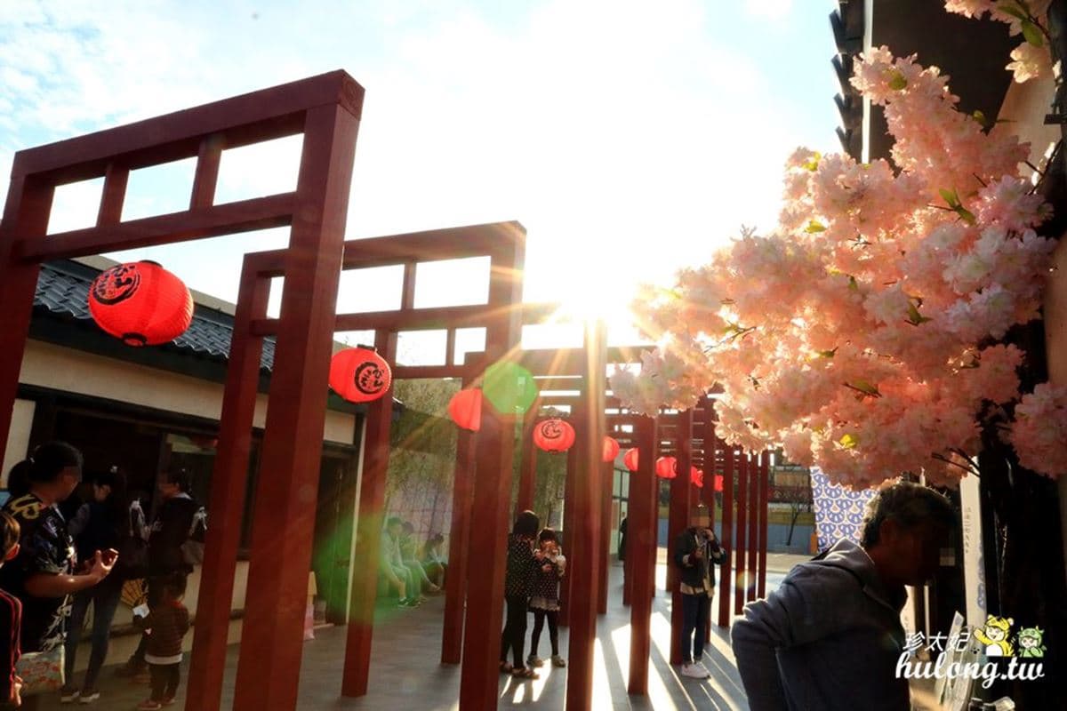 好玩又好拍！桃園親子３打卡點：台版小江戶、巨大摩艾石像、歐風玫瑰園
