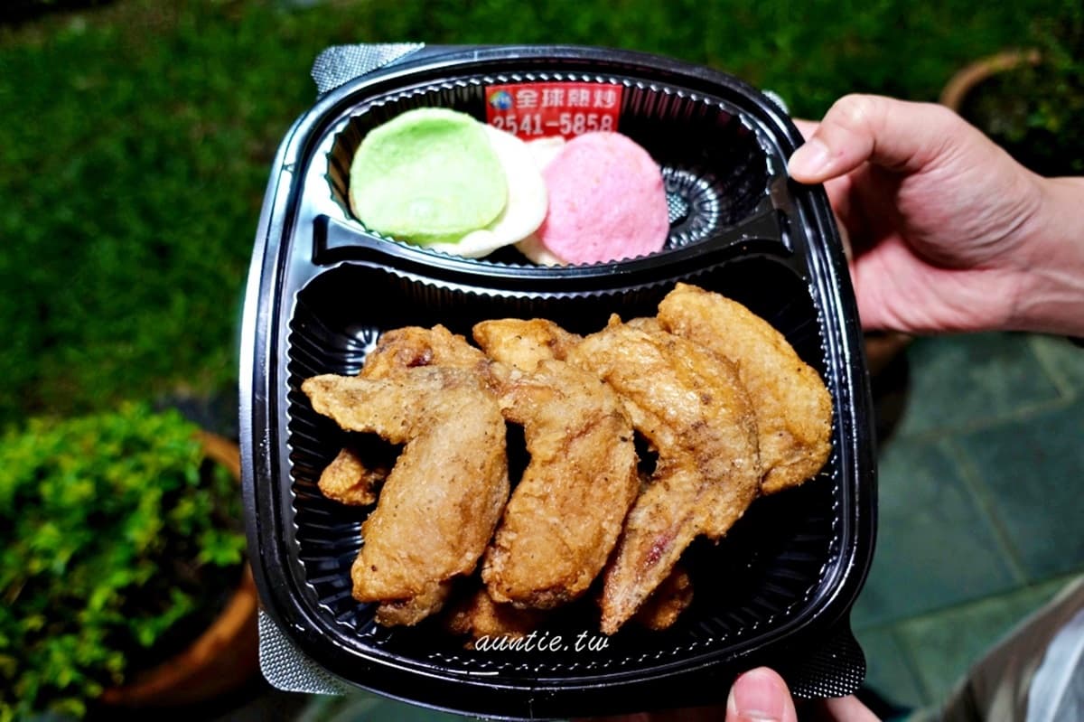 隱藏版深夜美食！神祕黑盒炸雞只能外帶，皮脆多汁還附彩色蝦餅